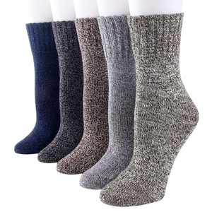 Chaussettes athlétiques décontractées modernes, tissu extensible confortable, conçues pour une utilisation prolongée et les activités quotidiennes - Product Image 5