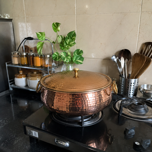 Olla de Cobre Martillado Artesanal con Tapa y Asas de Latón, Utensilio de Cocina Tradicional Indio, Cacerola para Servir - Product Image 3