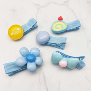 El más lindo set de pinzas para el cabello azul claro para niñas con lazo de flor 3D, diseño de pastel y dulces, cómodas y seguras - Product Image 1