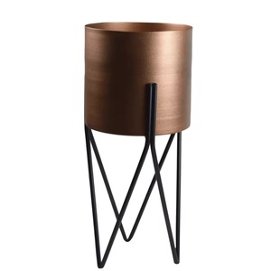 Pots de fleurs en métal de style royal, finition blanche, avec support noir, pour la décoration des plantes d'intérieur et d'extérieur - Product Image 2