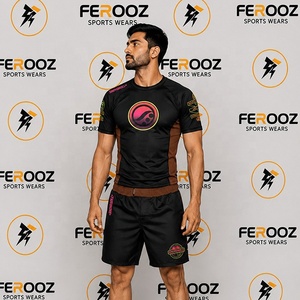 Ensemble d'entraînement professionnel pour adultes, rashguard et short à manches courtes noirs et blanc cassé, pour le MMA. - Product Image 4