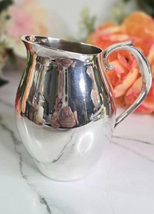 Pichet à eau contemporain en acier inoxydable martelé avec couvercle – Carafe élégante en métal pour cuisine, restaurant, hôtel et banquet - Product Image 2