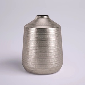 Vase décoratif en métal de style designer pour la présentation sur table, accent de décoration contemporaine pour la maison - Product Image 5