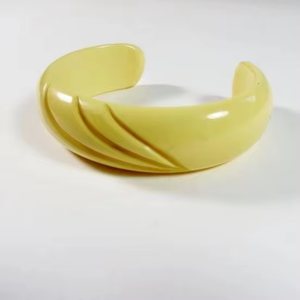 Pulseras de Resina Hechas a Mano Disponibles en Todos los Colores con Patrones de Cinta Métrica, Ideales para Regalos Unisex por Crescent Crafts - Product Image 1