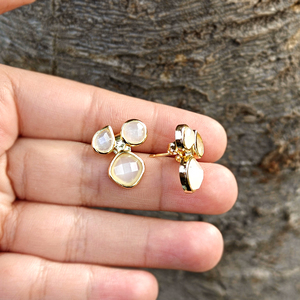 ต่างหูมินิมอลประดับมูนสโตนสีขาวทรงตัดตารางสามเหลี่ยม ตัวเรือนทองเหลืองชุบทอง 18k ของขวัญแต่งงานสุดหรู - Product Image 5