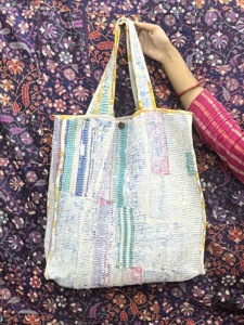 Sac fourre-tout Kantha fait main en coton écologique, sac à bandoulière réutilisable pour le shopping, la plage, le pique-nique et les courses - Product Image 3