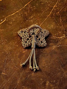 Anneau de serviette en macramé fait main en forme de fleur, parfait pour la décoration de table dans les restaurants, hôtels, cafés et pour les occasions festives. Vente en gros depuis l'Inde. - Product Image 3