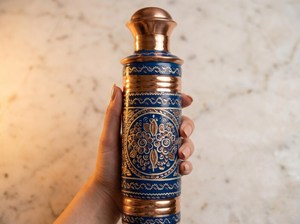 Botella de Agua de Cobre Grabada a Mano con Diseño Floral Esmaltado, Frasco Ayurvédico de Cobre Puro, Ecológico y con Aislamiento Térmico - Product Image 4