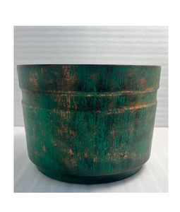 Macetero de hierro de diseño único con acabado en pátina verde, adecuado para uso decorativo con plantas en el hogar, jardín o balcón. - Product Image 6