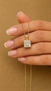 Colgante de Diamante Cultivado en Laboratorio con Certificación IGI de 1.5 Quilates, Corte Princesa, Oro Amarillo de 14K, Engaste de Bisel, Colgante Solitario para Mujer - Product Image 2