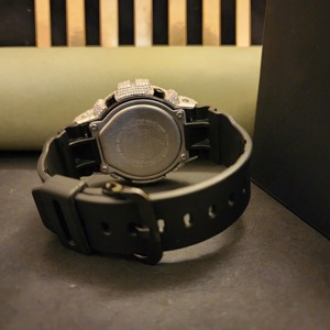 Montres de luxe serties de diamants, demi-entièrement pavées et bracelet en caoutchouc noir DOPE JEWELLS – Pièces intemporelles, boîtier rond artistique pour les passionnés de mode - Product Image 3
