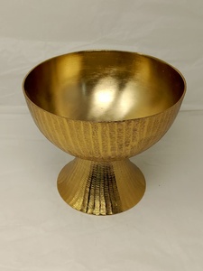 Frutero de Lujo con Pedestal de Metal Dorado, Acabado de Latón Texturizado, Centro de Mesa Decorativo para Hogar, Hotel, Boda - Product Image 1