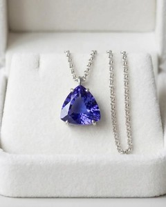Collier pendentif triangle en quartz bleu, bijou minimaliste en cristal de guérison, chaîne dorée, pierre énergétique, cadeau pour femme - Product Image 3