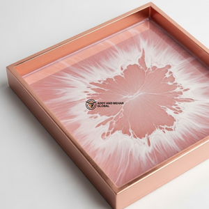 Plateau contemporain en résine rose avec accent doré |   Plateau en résine rose contemporain de qualité supérieure avec accent doré |   Table de qualité supérieure - Product Image 4