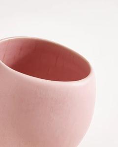 Encantadora Taza Redonda de Cerámica con Acabado Mate Rosado, Cuerpo Esculpido, Asa de Fácil Agarre, Retención de Calor, Ideal para Disfrutar en Casa - Product Image 3