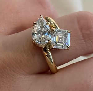 Bague de fiançailles et de promesse Toi Moi en or jaune 14 carats avec deux pierres de moissanite taille poire et émeraude de luxe pour femme - Product Image 2