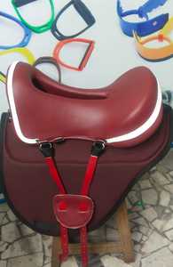 BLUHORSE BH-4148 2026 รุ่นที่ดีที่สุด สีเบอร์กันดี ขอบสีขาว อานม้าแบบอังกฤษ สำหรับขี่ม้าแบบ Endurance ทำจากหนังสังเคราะห์ โครงสร้างไฟเบอร์ ปรับแต่งได้ แข็งแรง - Product Image 3
