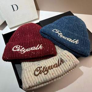 Bonnet d'hiver tricoté brodé doublé polaire pour femme, style coréen, avec points colorés, chaud et épais, anti-froid - Product Image 1