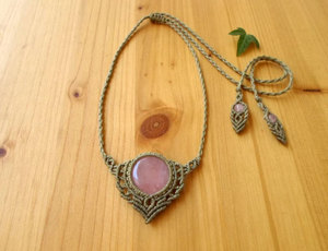 Colgante de Macramé Hecho a Mano con Perla y Gema Redonda de Corte Esmeralda con Diseño de Mariposa, Cadena de Bambú, Joyería Unisex Boho Curativa al por Mayor - Product Image 4