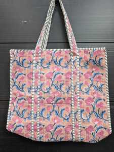 Sac fourre-tout matelassé en coton imprimé floral fait main style vintage avec fermeture éclair et chaînes, lavable pour le voyage et le shopping - Product Image 5