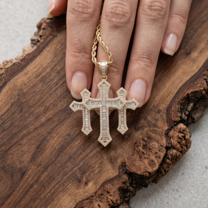 Pendentif Triple Croix Glacée en Moissanite Baguette, Bijoux Hip Hop Chrétien, Plaqué Or Argent 925, Vente en Gros Personnalisée pour Fêtes - Product Image 3