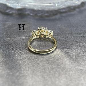 แหวนหมั้นเพชรทรงรี 2 กะรัต หรูหรา ผลิตในห้องปฏิบัติการ ทองคำ 14K สีเหลือง ประดับเพชรทรงหยดน้ำด้านข้าง พร้อมใบรับรอง - Product Image 4