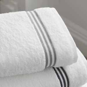 Rehaussez votre routine de bain avec des serviettes 100 % coton turc conçues pour une absorption maximale, un confort moelleux et un style intemporel. - Product Image 2