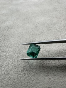 Gemas Brillantes, Esmeralda Natural Corte Rectángulo Verde, Gema Suelta de 1.70 Quilates, Certificada por IGI para Joyería - Product Image 5