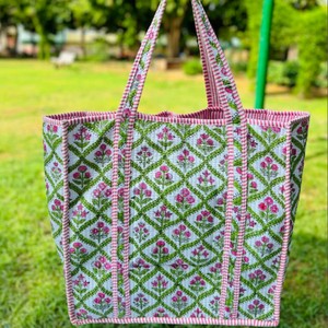 Sac fourre-tout en coton matelassé fait main style bohème, imprimé floral, sac de voyage réversible, grand sac à bandoulière écologique et durable - Product Image 2
