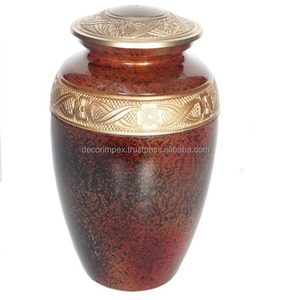 Urna Funeraria Moderna Hecha a Mano de Latón con Acabado de Esmalte Morado y Diseño de Hojas en Relieve - Product Image 3