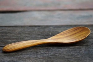 Cuillère en bois lisse et légère, artisanale, taille repas, technique polie par Crescent Crafts - Product Image 3