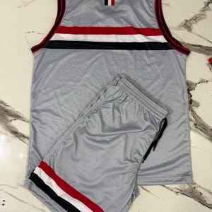 Ensemble d'uniformes de basketball, maillot et short à ventilation découpée au laser, tissu recyclé haute performance, vêtements de jeu professionnels - Product Image 6