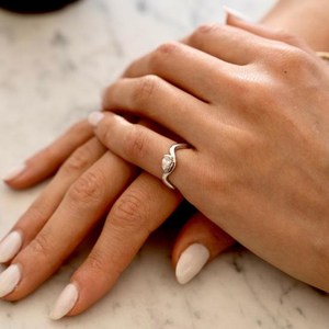 Bague de fiançailles solitaire moderne en diamant de laboratoire taille poire, en or jaune 14 carats, avec bande ondulée, certifiée IGI, bijou raffiné, cadeau - Product Image 3