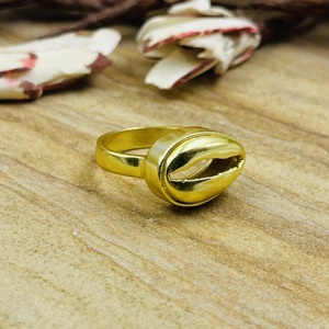 Meilleures bagues modernes épaisses en coquillages cauris, style bohème, en laiton plaqué or 18 carats, pour femme, thème océan et plage, bague signet de caractère, vente en gros/OEM/ODM - Product Image 4