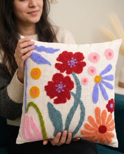 Housse de coussin carrée à motif floral et botanique capitonnée en crème, rouge, orange et bleu, fabricant sur mesure - Product Image 1