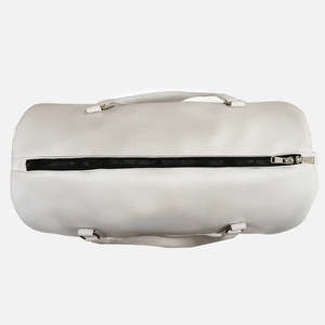 Elegante Bolsa de Viaje de Cuero Premium Blanca con Amplio Compartimento Principal y Bolsillo Lateral para Zapatos - Product Image 3