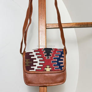 Bolso bandolera Kilim de Jacquard de cuero hecho a mano para mujer con correa ajustable, bandolera con patrón Tribal para viajes y uso diario - Product Image 2