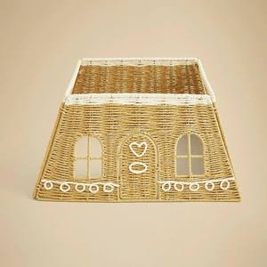 Collar para árbol de Navidad único con diseño de casa de jengibre tejida - Base de árbol de sauce hecha a mano con detalles blancos para decoración festiva - Product Image 1