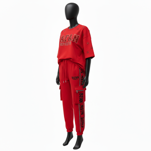 Ensemble t-shirt et pantalon cargo en molleton de coton et polyester 240 GSM pour femme, avec logo en strass thermocollé. - Product Image 4