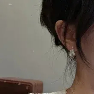 Pendientes de arco con textura de diseño exclusivo en plata de ley S925, versión coreana, estilo retro coreano, joyería para las orejas, venta al por mayor. - Product Image 1