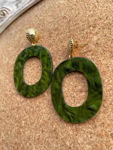 Boucles d'oreilles créoles en résine verte avec clous dorés, bijou tendance - Product Image 2