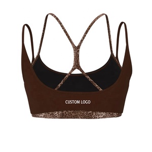 Soutien-gorge de sport marron à imprimé léopard pour femme avec bretelles convertibles, short, col, extensible, respirant, bordure contrastante, logo avant et arrière - Product Image 3