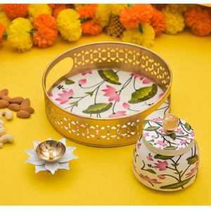 Bandeja Metálica Tradicional con Diseño de Esmalte y Estampado Pichwai, Venta al por Mayor desde India - Product Image 5