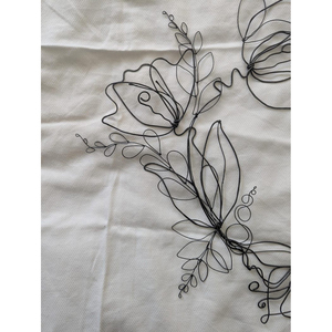 Couronne florale murale minimaliste en fil noir, avec des fleurs élégantes en ligne et des feuilles sculptées, pour des accents modernes dans la maison - Product Image 5