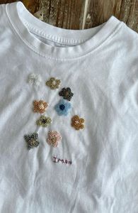 Vente en gros de hauts brodés perlés avec des détails artistiques pour les marques de vêtements féminins - Product Image 4