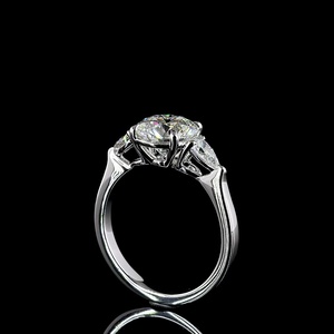 Elegante Anillo de Diamantes Redondos Brillantes de 2 Quilates, Certificado IGI, Anillos de Compromiso de 3 Piedras, Anillo de Compromiso de Diamantes Creados en Laboratorio en Oro de 14K - Product Image 2