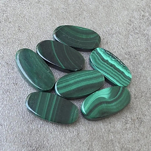 Pierre précieuse en malachite naturelle, forme ovale, cabochon, pierre polie calibrée pour la fabrication de bijoux, toutes les tailles disponibles - Product Image 3