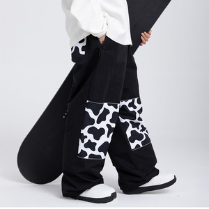 Pantalones de Snowboard Impermeables para Hombre, Estampado de Vaca, Corte Holgado, Color Negro y Blanco, Pantalones Cargo de Poliéster con Cierre de Cremallera - Product Image 2
