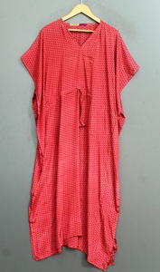 Robe midi rouge en maille à col en V, coupe décontractée et élégante, taille élastique, froncée, motif géométrique, coupe ample, été/hiver, logo frontal - Product Image 4