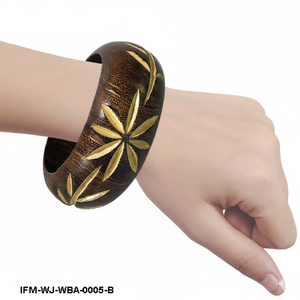 Bracelet manchette artisanal en bois antique, bois foncé, avec incrustation florale dorée, bijoux tribaux bohèmes pour femme - Product Image 3